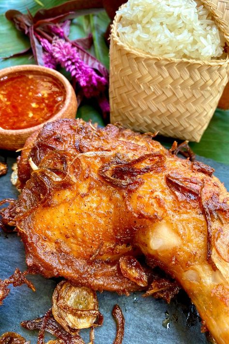 Southern Thai fried chicken (hat yai) with a dipping sauce and sticky rice. Thai Fried Chicken, Easy Lemon Chicken, Chicken Recipe Easy, Chicken Dinner Ideas, Hat Yai, Resepi Biskut, Lemon Chicken Recipe, Fried Chicken Recipe, Butter Chicken Recipe