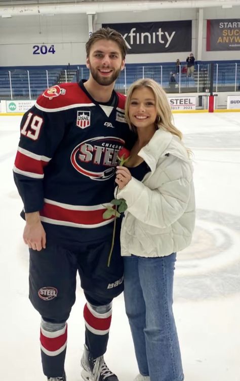 Cute Wife And Husband, Nhl Wife Outfit, Nhl Wife, Adam Fantilli, Shifting Outfits, Hockey Game Outfit, Hockey Wife, Jack Hughes, Friendship Photoshoot