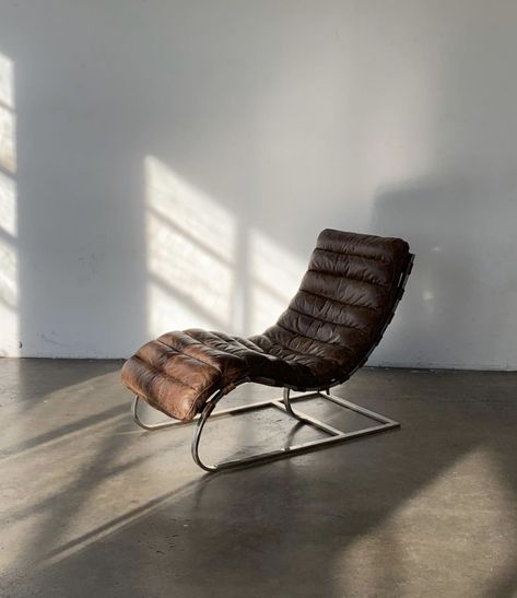 Eames Lounge Chair Brown, Brutalist Interior, Lounge Chair Leather Brown, Steel Lounge Chair, Big Chair, Brown Furniture, Dream House Decor, Interior Inspo, Interior Furniture