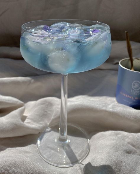 Blue Drink Aesthetic, Blue Bar Aesthetic, Blue Glitter Cocktail, Blue Champagne Glasses, Alcholic Drink Aesthetic Blue, Blue Margarita, Blue Bar, Gold Aesthetic, Sweet 16