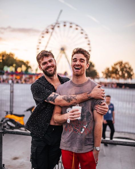 Besties at festies... Whos your festival bestie? 😁😁 @thechainsmokers Chainsmokers Aesthetic, Andrew Taggart, Music Rules, The Chainsmokers, Electro Music, Edm Music, Best Dj, Chainsmokers, One Direction Pictures