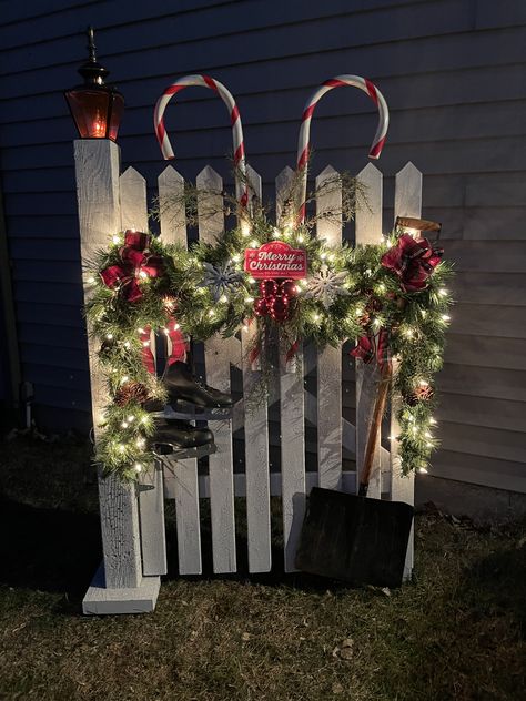 White Fence Christmas Decor, Crafts Made From Fence Pickets, Farm Gate Christmas Decor, Christmas Picket Fence Ideas, Picket Fence Ideas Crafts, Christmas Fence Decor, Fence Christmas Decorating Ideas, Christmas Fence Decorations, Christmas Fence Decorations Outdoor