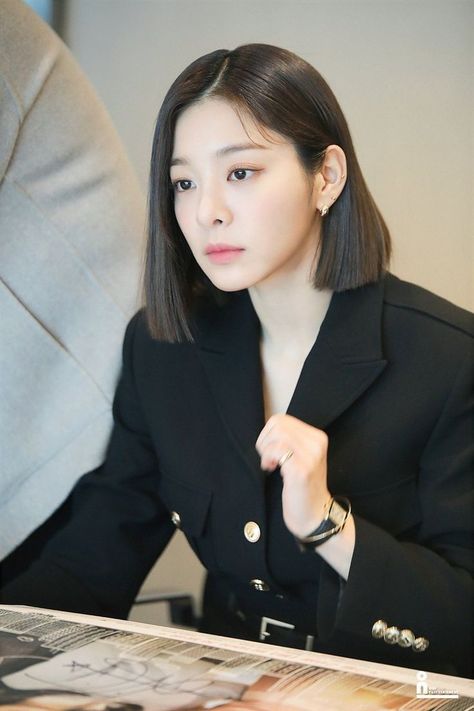 Short Hair Kdrama Actress, Business Woman Short Hair, Kdrama Haircut Women, Korean Bussines Woman, Seol Inah Short Hair, Short Hair Kdrama, Seol Inah Business Proposal, Seol In Ah Business Proposal, Bussines Proposal Young Seo