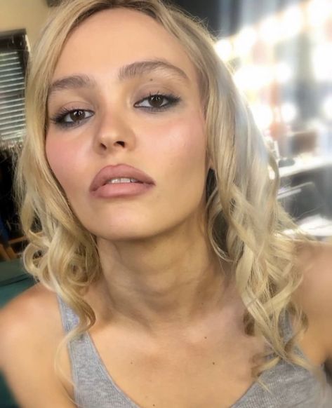 Lily Rose Depp aesthetic it girl makeup hair hairstyle The Idol fashion outfits outfit inspo icon iconic The Weeknd celeb beauty Lilly Rose Depp, Claws Makeup, Lily Depp, Glow Hair, Smoky Eyeshadow, Rose Depp, Simple Tattoo, Eye Makeup Designs, Beauty Hair Makeup