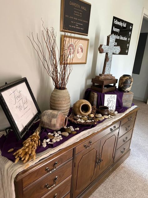 Lent Church Decorating Ideas, Diana Altar, Lent Decorations For Home, Lent Display, Lent Decor, Lent Decorations, Communion Table Decorations, Lent Decorations For Church, Church Calendar