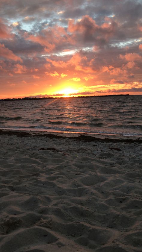 beach sunsets in florida #travel #florida #sunset Florida Pictures, Travel Florida, Florida Sunset, Wallpaper Iphone Summer, Palm Coast, Destin Florida, Florida Travel, Florida Beaches, Beach Sunset