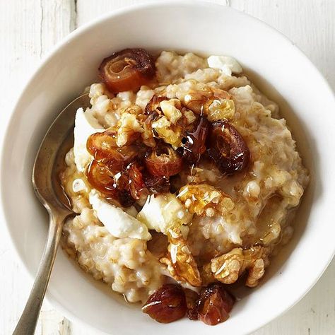 Oatmeal with Goat Cheese, Dates, Walnuts and Honey Goat Cheese Dates, Mediterranean Breakfast Recipes, High Protein Vegetarian Breakfast, Easy Mediterranean Recipes, Mediterranean Diet Breakfast, Mediterranean Breakfast, Goat Cheese Recipes, Easy Mediterranean Diet Recipes, Diet Breakfast