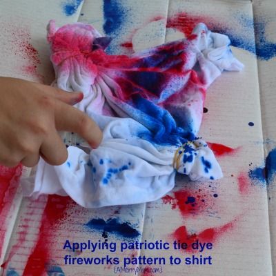 Tie dye shirts - applying fireworks pattern - amerrymom.com Patriotic Tie Dye Shirts, Tie Dye Designs Pattern, Red White And Blue Tie Dye, Tie Dye Projects, Fourth Of July Crafts For Kids, Blue Tie Dye Shirt, Diy Flag, Diy Tie Dye Designs, Diy Tie Dye Shirts