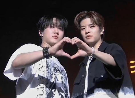 Seungmin And Changbin, Seungmin Changbin, Dance Mirrors, Kpop Backgrounds, Straykids In, Kids Groups, The 3 Kings, Skz In Cute, Seo Changbin