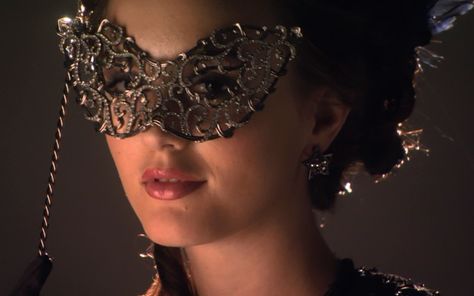 Blair Waldorf Aesthetic, Mask Ball, Masquerade Prom, Gossip Girl Blair, Masquerade Wedding, Nate Archibald, Mask Dance, Masked Ball, Serena Van Der Woodsen