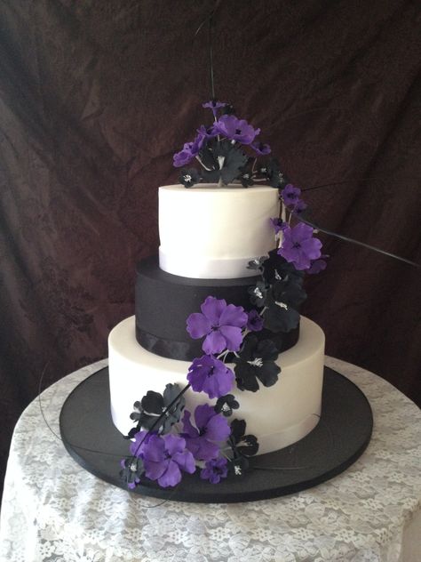 Black Cake With Purple Flowers, Purple And Black Wedding Theme Color Palettes, Purple Black Wedding Cake, Purple Black And White Wedding Flowers, Light Purple And Black Wedding Theme, Black And Purple Wedding Theme Wedding Table Decor, Royal Purple And Black Wedding, Lavender And Black Wedding Theme, Purple And Black Wedding Ideas