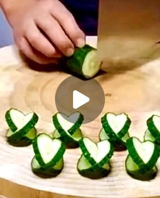 Art & Creativity😘 on Instagram: "Crafting Elegance from Garden greens🥒🔪

Follow@thecreativegirlayra 
Follow@thecreativegirlayra 
Follow@thecreativegirlayra 

#cucumbercarving #cucumber #carvingfood #cucumberart #foodie #newyorkfruitsfun #chef #carvingchef #carving #carvingfruit #food #foodblog #foodblogger #foodlover #chefknife #cheff #cucumberquest #carvings #cucumberflower #vegetablecarving #foodcarving #foodart #cucumberclub #art #fruitart" Southern Thanksgiving Menu, Diy Home Decor Living Room, Thanksgiving Menu Ideas Side Dishes, Traditional Thanksgiving Menu, Thanksgiving Dinner Menu, Easy Chicken Thigh Recipes, Amazing Food Decoration, Chicken Thigh Recipes Oven, Chicken Thigh Recipes Crockpot