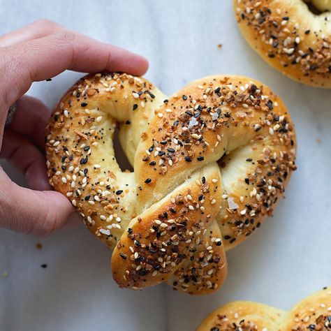 Everything Bagel Pretzels Recipe Everything Pretzel, Snack Quick, Life Made Simple, Homemade Cheese Sauce, Everything Bagel Seasoning, Homemade Soft Pretzels, Garlic Knots, Perfect Rice, Bagel Seasoning