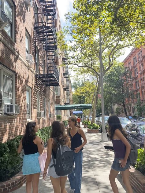 City Girl Aesthetic Day, Day City Aesthetic, Girls Day Aesthetic, Summer Downtown Girl, Popular Girl Aesthetic, Kelly Aesthetic, City Girl Life, Down Town Girl, Nyc Pictures