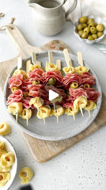 Salami Appetizers Appetizer Ideas, Tortellini Skewers Appetizers, Salami Skewers, Salami Appetizer, Italian Finger Foods, Mini Food Appetizers, Tortellini Skewers, Easy Finger Food, Oregano Salt