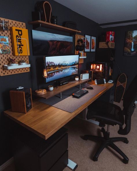 Jonny on Instagram: “New addition 👀 - Canon R5 + @tamronusa 17-35 - - - - #youtuber #chillsetup #officedesign #officeinspiration #contentcreator #battlestations…” Infrastructure Design, Workstation Desk, Modern Home Offices, Home Studio Setup, Office Background, Desktop Setup, Bedroom Setup, Computer Room, Gaming Room Setup