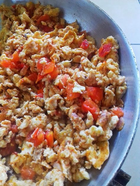 TOMATO SCRAMBLED EGGS / Nairobi Kitchen Chips Masala, Mandazi Recipe, Kenyan Recipes, Egg And Tomato, Masala Chips, Recipes African, Tomato And Onion Salad, Eggs Scrambled, Kenyan Food