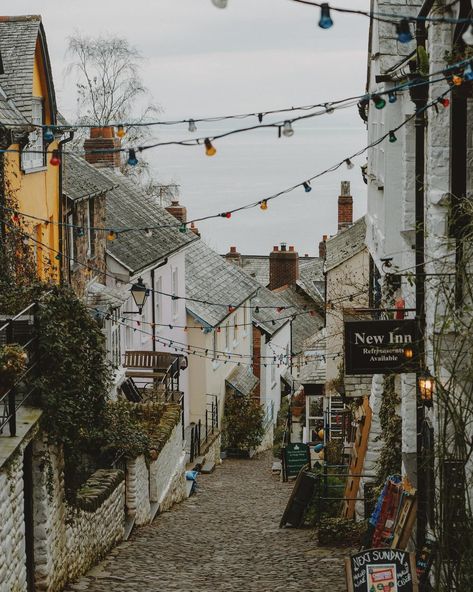 The beautiful fishing village of Clovelly. Have you ever visited its cobbled streets? #Regram @dpc_photography_ #Clovelly #WeekendAway #SeasideTown Houses To Draw, Two Tickets To Paradise, Pretty Architecture, City Paintings, Scenery Flowers, Country Living Uk, Landscape References, Coastal Village, Decor Images