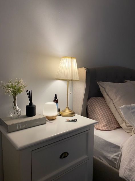 Bedside Table Decor, Future Apartment Decor, Dekorasi Kamar Tidur, Pinterest Room Decor, Room Deco, Redecorate Bedroom, Minimalist Room, Apartment Decor Inspiration, Room Makeover Bedroom