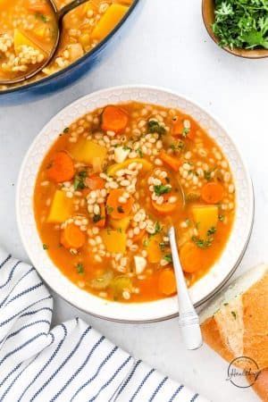 This Vegetable barley soup is a simple, satisfying and hearty meal that happens to be plant-based. Perfectly warming and hearty on a cold day! Vegetable Barley Soup Recipes, Soup Recipes Vegan, Orthodox Fasting, Hearty Chili Recipe, Hearty Salad Recipes, Vegetable Barley Soup, Fasting Recipes, Easy One Pot Meals, Barley Soup