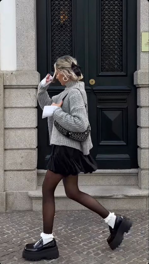 Стиль Loafers Outfit Leggings, Loafers And Socks Outfits, Loafers Style Outfit, Legwarmer Outfit, Casual Mini Skirt Outfit, Loafers Fall Outfit, Outfits Aesthetic Winter, Aesthetic Winter Outfit, November Outfits