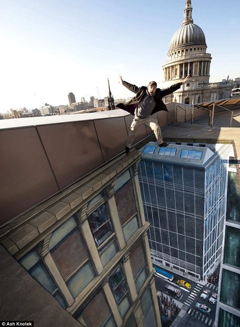 Don't jump! Oh, he can't... Incredible chalk drawings that appear to change London's skyline | Mail Online 3d Sidewalk Art, Chalk Artwork, Street Chalk Art, Optical Illusions Pictures, Street Art Illusions, Pavement Art, 3d Chalk Art, Andermatt, Sidewalk Chalk Art