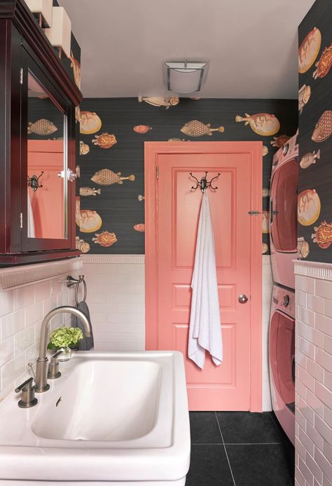 Design Interior Baie, Powder Room Wallpaper, Apartment Goals, Brooklyn Apartment, Colorful Interior Design, Bad Inspiration, Decor Baie, Pink Bathroom, Interior Design Magazine