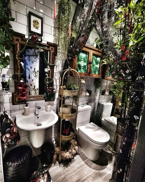 Cluttered Office Space, Unusual Home Decor Ideas, Romania House, Dark Bathroom Decor, Whimsigothic Home Bedroom, Witchy Bathroom, Whimsigothic Home, Goth Bedroom, Dark Home Decor