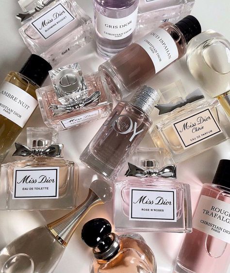 Dior Fragrance Aesthetic, Aesthetic Perfume Pictures, Parfum Aesthetic, Christian Dior Perfume, Dior Fragrance, Miss Dior Blooming Bouquet, Dior Aesthetic, Perfume Art, Paris Perfume