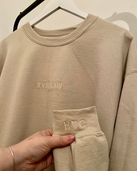 Simplistic Sweatshirt Design, Shirts For Your Boyfriend, Diy Sweatshirt For Boyfriend, Initial Sweatshirt, Beige Sweatshirt, Sweatshirt Embroidery, Love Sweatshirt, Custom Sweatshirts, Personalized Embroidered