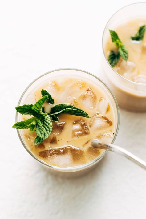 Mint Iced Coffee, Mint Leaves Recipe, Easy Coffee Drinks Recipes, Homemade Peppermint Mocha, Breakfast Crunchwrap, Peppermint Mocha Recipe, Mint Coffee, Iced Coffee Recipe, Mint Simple Syrup