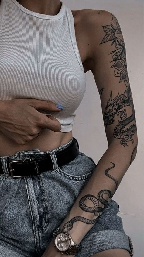 Scalp Tattoo, Tattoed Girls, E Tattoo, Badass Tattoos, Dream Tattoos, Snake Tattoo, Abstract Tattoo, Tattoo Trends, Simplistic Tattoos