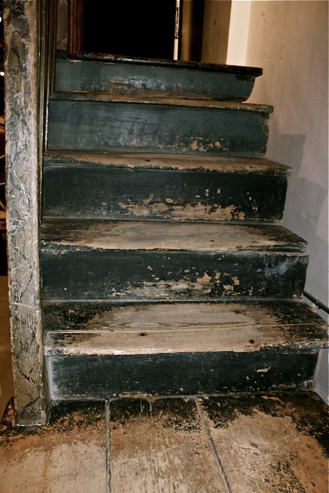 wonderfully worn stairs.....who is it that has made their way on these stairs...ah, the mystery of older houses...the secrets they keep.... Stair Gate, Primitive Homes, Painted Stairs, Casa Vintage, Peeling Paint, Stair Steps, Primitive Home, Stairway To Heaven, Country Primitive