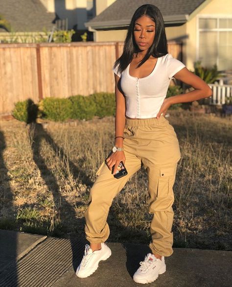 Nude Cargo Pants Outfit, Grey Heels Outfit, Toga Outfit, Fila Outfit, Shoe Outfits, Sporty Street Style, Cargo Pants Outfit, Fila Shoes, Outfits To Wear