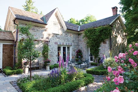 30 Charming Country Gardens To Inspire Your Own - House & Home Backyard Layout, Country Garden Decor, Front Garden Landscape, Home Greenhouse, Country Gardens, Garden Accents, Small Pool, Garden Structures, Country Gardening