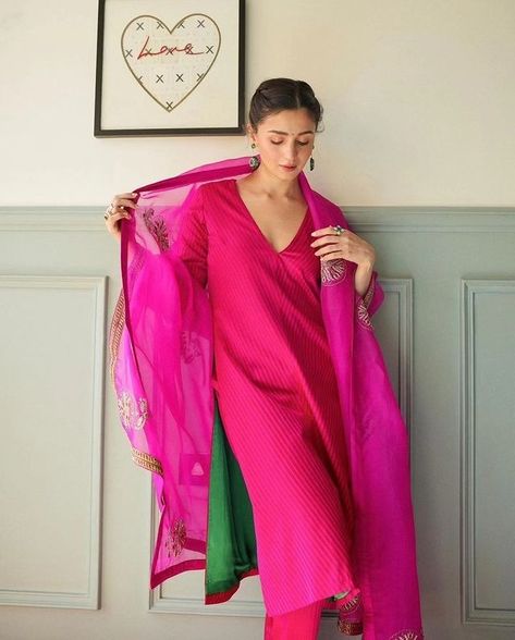 Planet Alia Bhatt (@planetaliabhatt) • Instagram photos and videos Rani Pink, Traditional Indian Dress, Casual Indian Fashion, Desi Fashion Casual, Indian Dresses Traditional, Traditional Indian Outfits, Trendy Dress Outfits, Ethnic Outfits, Dress Indian Style