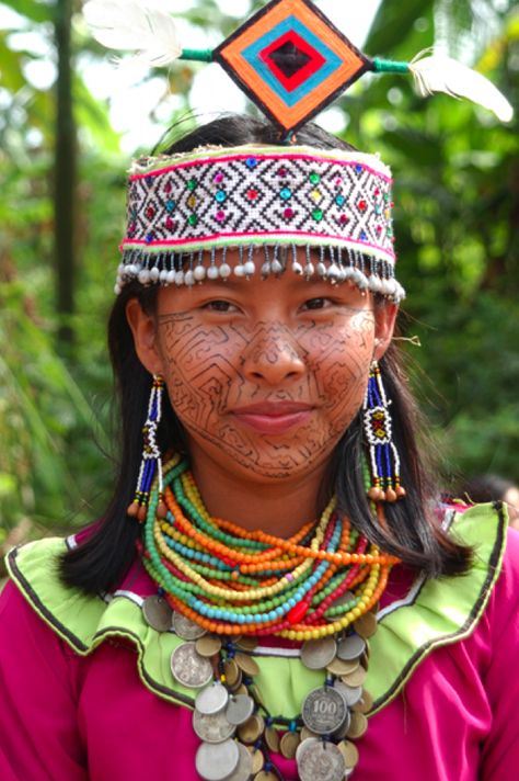 Shipibo-Conibo girl, all smiles, in Shipibo-Conibo dress. Channel Outfits, Inca Empire, River Basin, Amazon River, Indigenous People, We Are The World, People Of The World, World Of Color, The Amazon