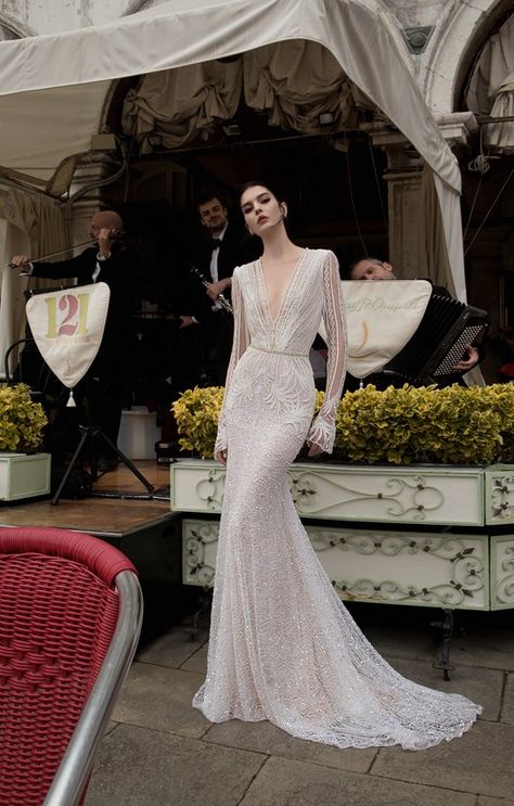 Inbal Dror 2015 Wedding Gown Collection Hollywood Wedding Dress, Plunging Neckline Wedding Dress, Style Année 20, Long Sleeve Bridal Dresses, Inbal Dror, Old Hollywood Wedding, Hollywood Wedding, Spring Wedding Dress, Jean Harlow