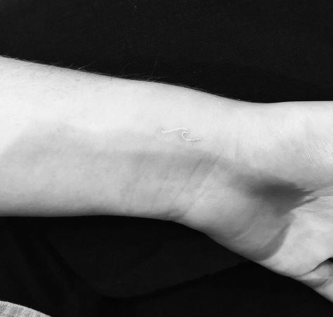 Minimal white ink wave tattoo on wrist. This is now the wave tattoo I want to get! White Wave Tattoo, Mini Wave Tattoo, Wave Tattoos For Women, Wave Tattoo Wrist, Tattoo Wave, Wave Tattoos, Jonboy Tattoo, Small Wave Tattoo, Meaningful Wrist Tattoos