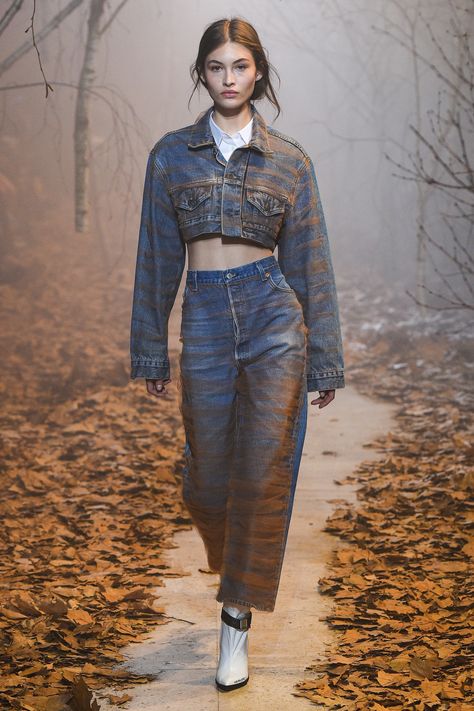 http://www.vogue.com/fashion-shows/fall-2017-ready-to-wear/off-white/slideshow/collection Off White Fashion Show, Off White Fashion, White Runway, Canadian Tuxedo, Fashion 80s, Victoria Secrets, Denim Trends, Kpop Fashion Outfits, Fall 2017