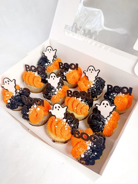 Pillsbury Halloween Cupcakes, Vintage Halloween Cupcakes, Hallowe’en Cupcakes, Halloween Cake And Cupcake Ideas, October Birthday Cupcakes, Aesthetic Halloween Cupcakes, Halloween Desserts Aesthetic, Cute Halloween Cupcake Ideas, Halloween Theme Cupcakes