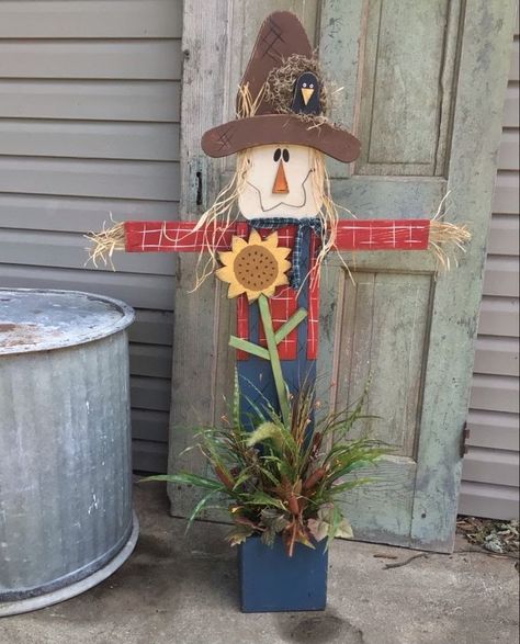 Diy Scarecrow Shelf Sitter, Wood Slice Scarecrow, Scarecrow Porch Sign, Scarecrow Wood Sign, Wooden Scarecrows Diy, Wood Scarecrow Ideas, Fall Scarecrow Ideas, Scarecrow Porch Leaner, Wood Scarecrow Diy