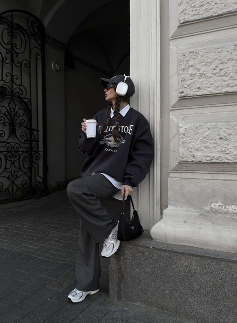 Trendy Headphones, Vibe Of The Day, Oversized Shirt Outfit, Chic Athleisure, Gray Trousers, Illustration Art Inspiration, Athleisure Trend, Airpods Max, Relaxed Outfit