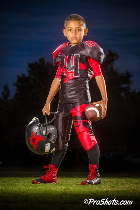 Team Football Pictures, Football Photo Poses, Little League Football Picture Ideas, Football Picture Poses, Football Photoshoot Ideas Kids, Flag Football Picture Poses, Football Pictures Kids, Kids Football Photoshoot, Mother Son Football Picture Ideas