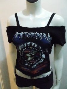 Upsycle ur band shirts! Iron Maiden Shirt For Women, Diy Cut T Shirt Ideas, How To Distress A Tshirt Diy, Diy Cut T-shirts, T Shirt Modification Diy, Diy Shirt Cutouts, How To Cut A Tshirt Cute, Ways To Cut Shirts, Diy Shirt Design