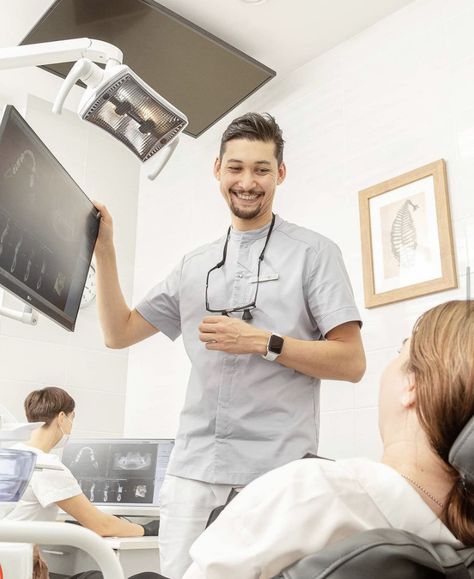 Medical Photoshoot Photo Ideas, Dentist Office Photoshoot, Dentist Branding Photos, Dental Team Photos, Dental Clinic Photoshoot, Dental Office Photoshoot, Dentist Portrait, Dental Photoshoot, Dentist Photoshoot Ideas