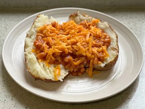 Meet Jacket Potatoes: The Easy Comfort Food You Didn’t Know You Were Missing Heinz Beans, Heinz Baked Beans, English Cheese, Canned Baked Beans, Jacket Potatoes, Irish Butter, Full English Breakfast, Jacket Potato, Potato Sides