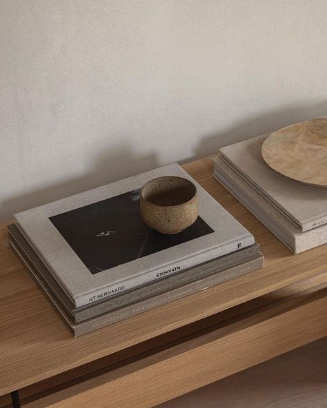 A simple and sophisticated coffee table display featuring neutral-toned art books and rustic ceramics. This arrangement highlights the beauty of minimalism and natural textures, perfect for adding an artistic touch to your living space. #MinimalistDecor #CoffeeTableStyling #InteriorDesign #NeutralPalette #RusticCeramics #HomeInspiration #ScandiStyle #JapandiAesthetic #ModernLiving #ArtBooks Brick Villa, Summer Home Decor Ideas, Japandi Interior Design, Japandi Home, Minimalist Coffee, Japandi Living, Minimalist Coffee Table, Loft Interior, Display Coffee Table