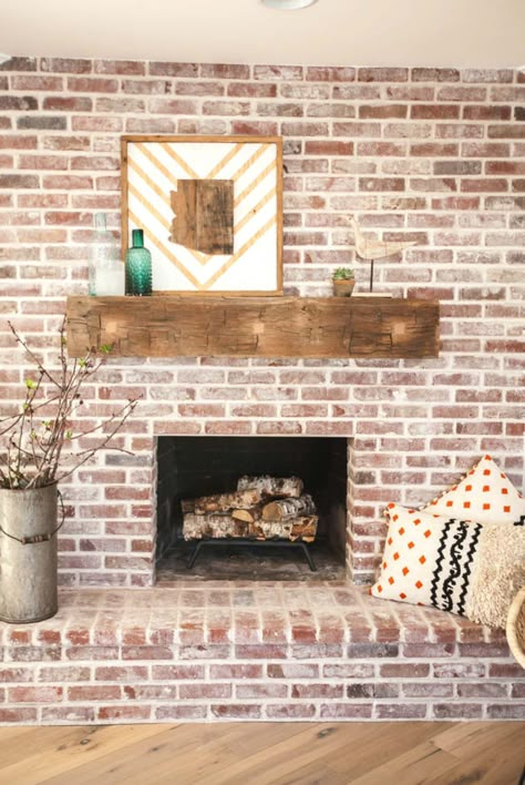 farmhouse-living-room Brick Fireplace Makeover Ideas, Diy Brick Fireplace Makeover, Diy Brick Fireplace, Fireplace Makeover Ideas, White Wash Brick Fireplace, Red Brick Fireplaces, Andong, Diy Fireplace Makeover, Red Brick Wall