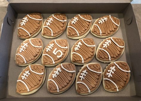 Football Sugar Cookies Royal Icing, Football Sugar Cookies, Football Desserts, Shaped Sugar Cookies, Basketball Cookies, Cookies Personalized, Decorated Sugar Cookie, Sports Cookies, Baked Sweets